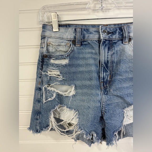 American Eagle women’s denim Mom Short, with distressing & holes. Size 0 - Picture 4 of 8